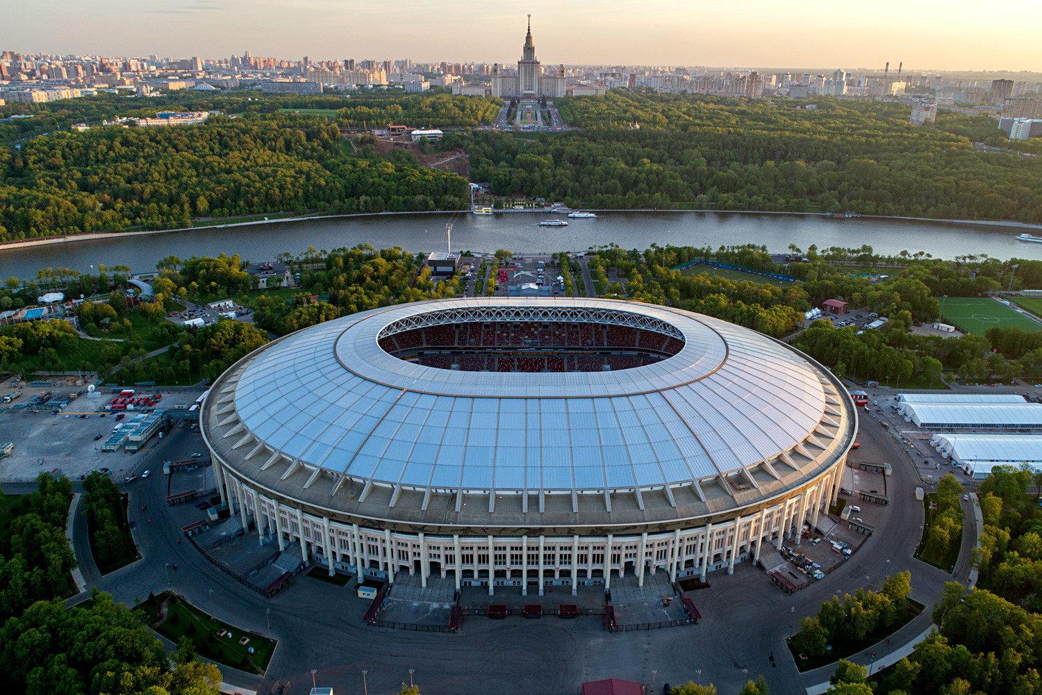 стадионы москвы