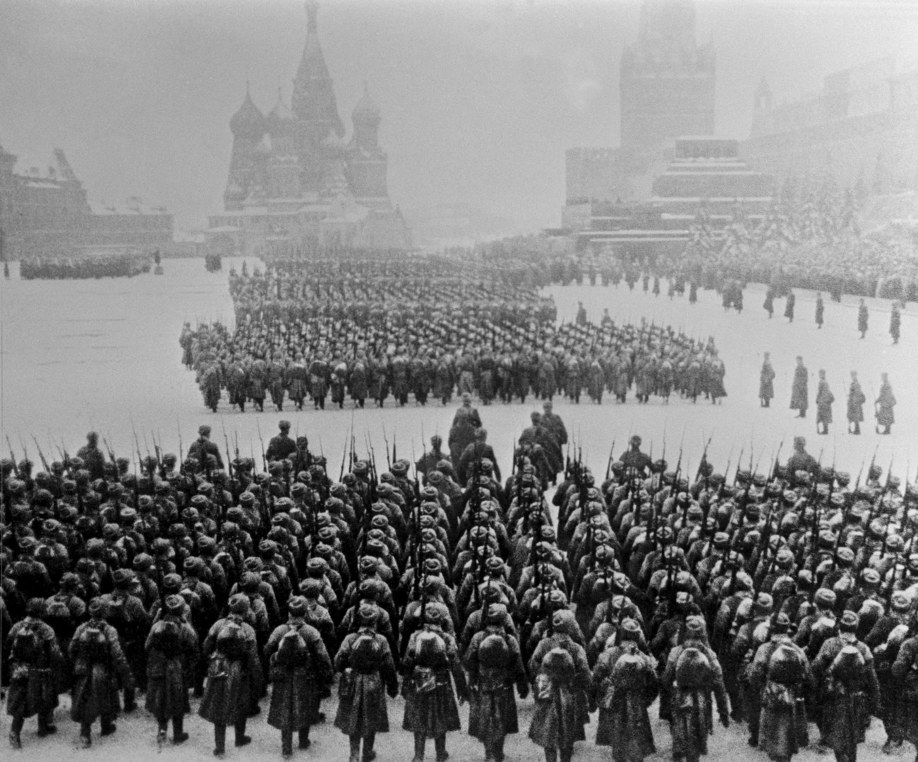 7 ноември 1941. Советска војска маршира кон линијата на фронтот 