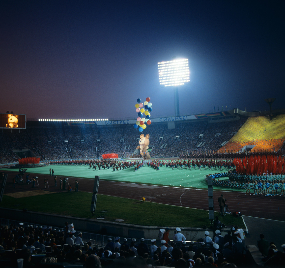 Олимписката маскота Миша полетува на небо на церемонијата на затворањето на Олимписките игри во Москва