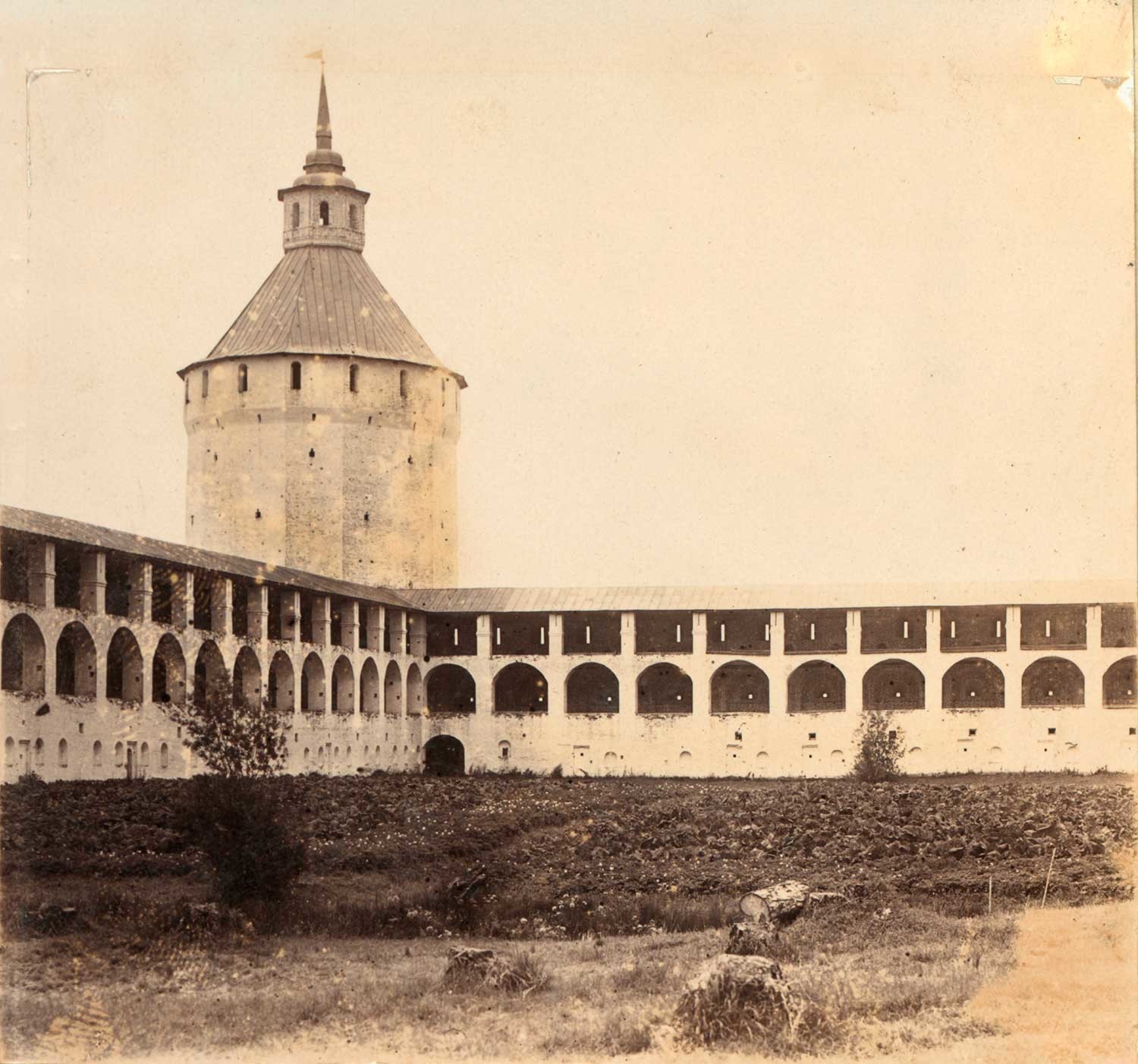 Manastir svetog Ćirila Bjelozjerskog. Ferapontov toranj i sjeverozapadni zidovi. Ljeto 1909.
