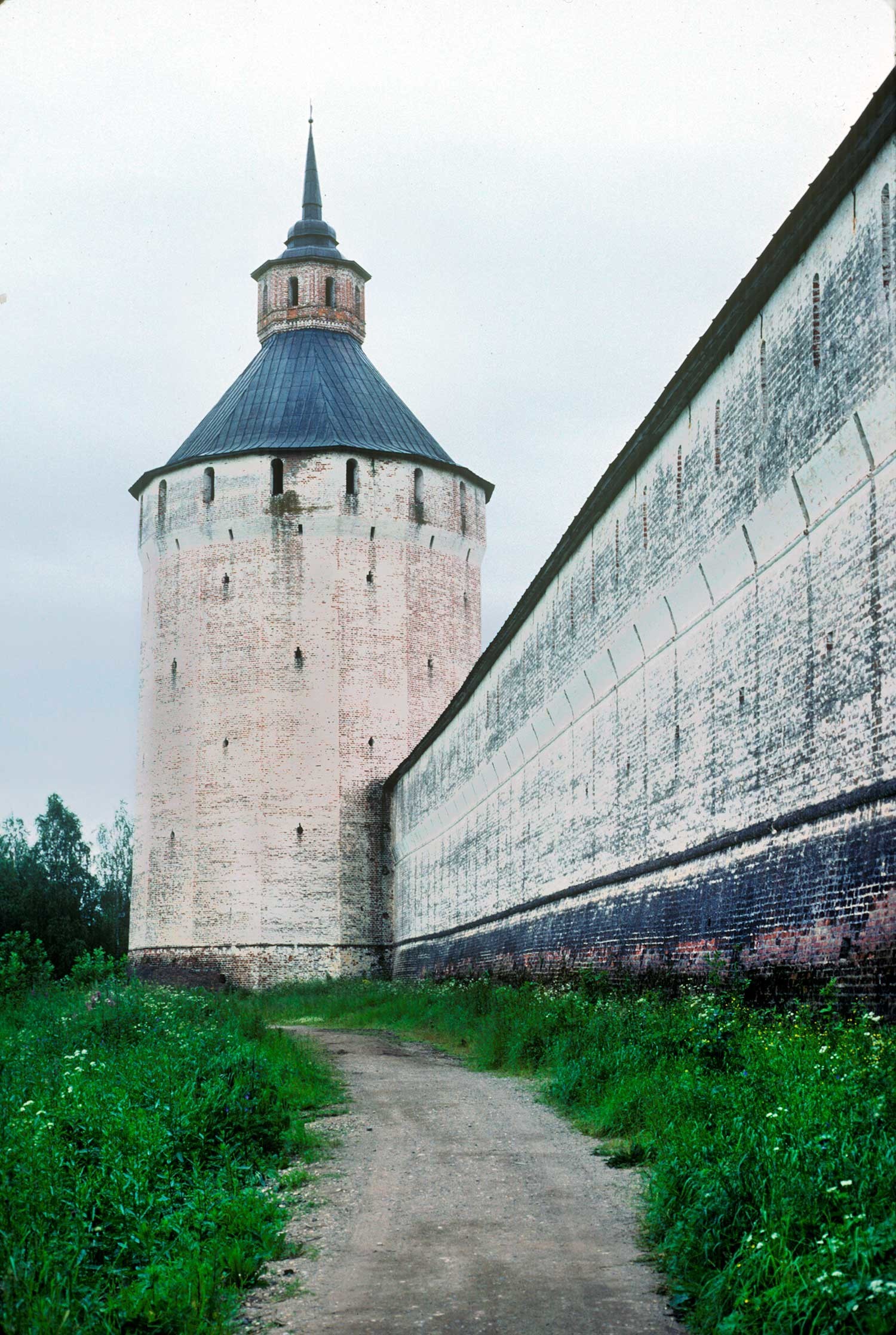 Manastir svetog Ćirila Bjelozjerskog. Ferapontov toranj, južni pogled, s desne strane nalazi se zapadni zid. 8. kolovoza 1991.
