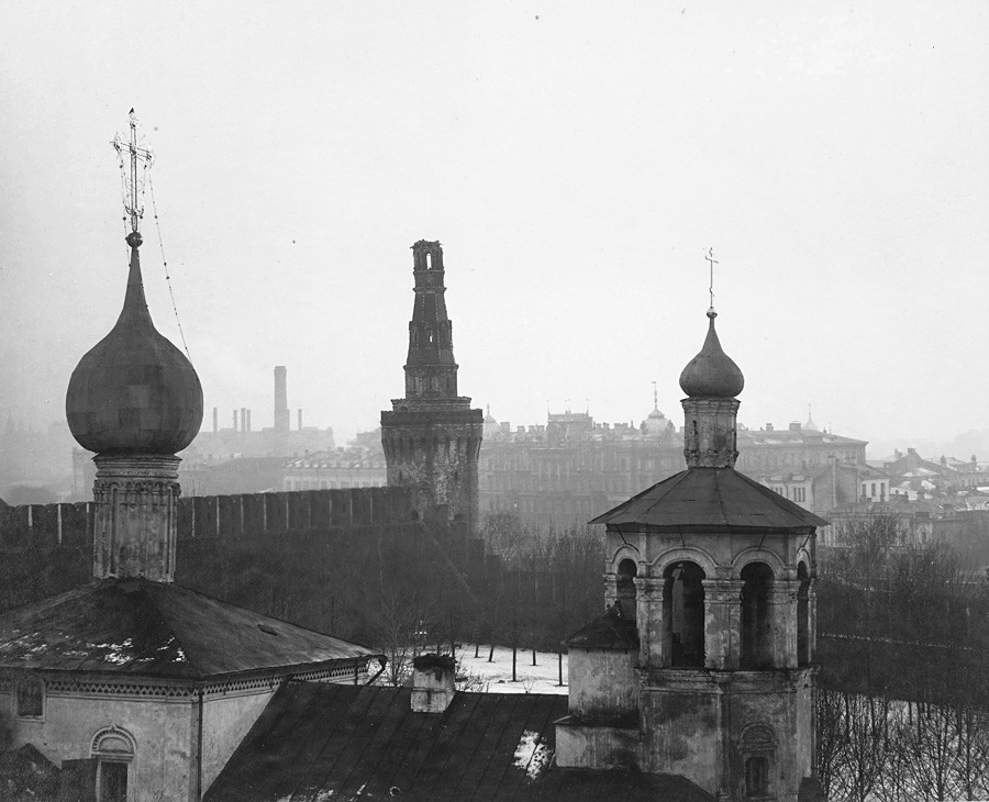 Die Kirche der Heiligen Konstantin und Helena im Südostflügel des Kremls und der Beklemischewskaja-Turm 