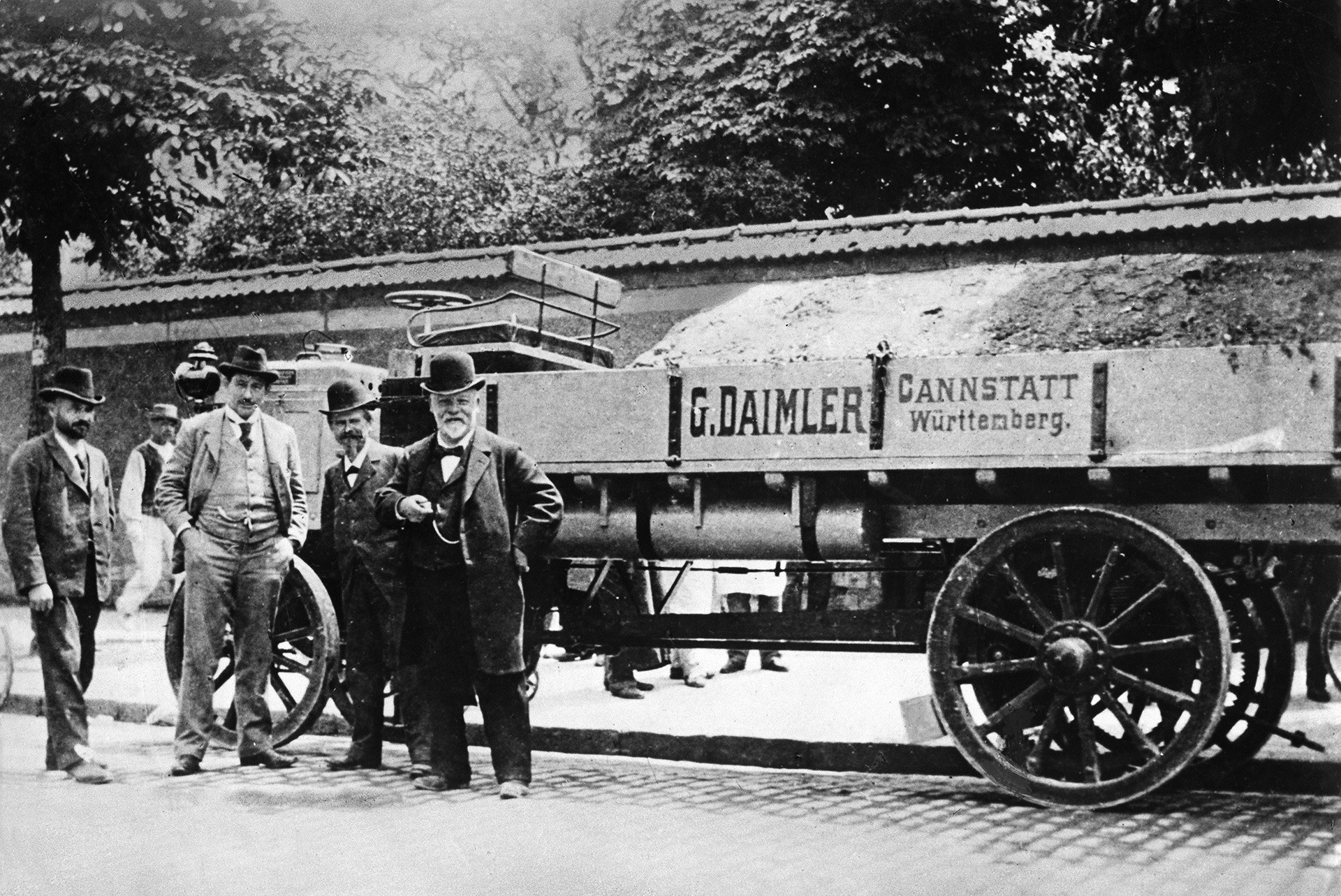 Gottlieb Daimler während der Ausstellung in Paris, 1886