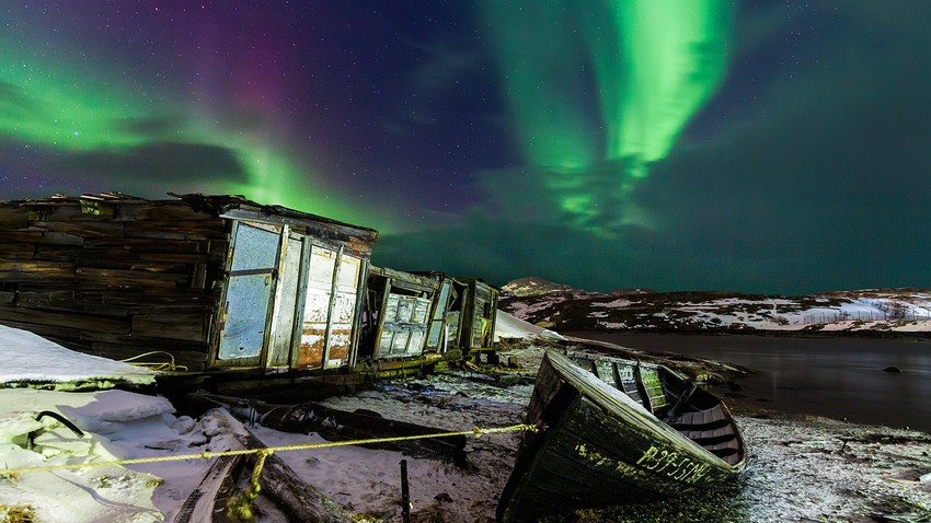 Polarna svjetlost iznad ribarskog broda, Teriberka, Murmanska oblast.