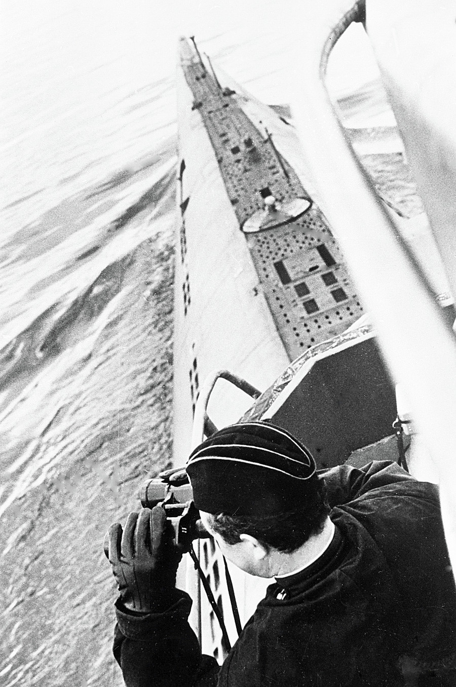 Sovietski zapovjednik podmornice skenira horizont 1968. godine