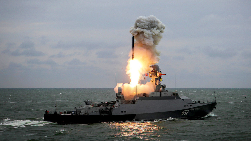 Mala raketna ladja Grad Svijažsk izstreljuje raketo Kalibr na zaključni vojaški vaji ladijskih enot Kaspijske flote