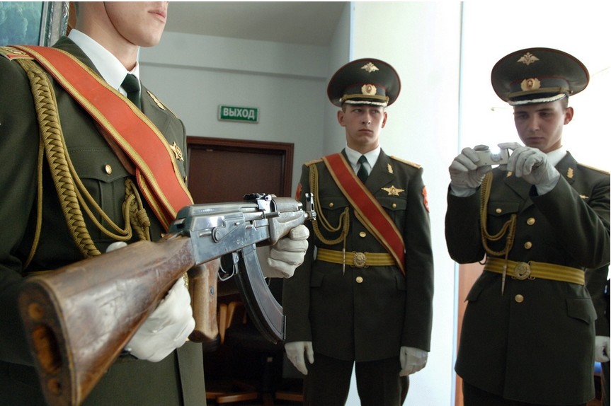 Prvi model AK-47, predstavljen na konferenci, posvečeni 60-letnici tega sovjetskega orožja v korporaciji Rosoboroneksport.
