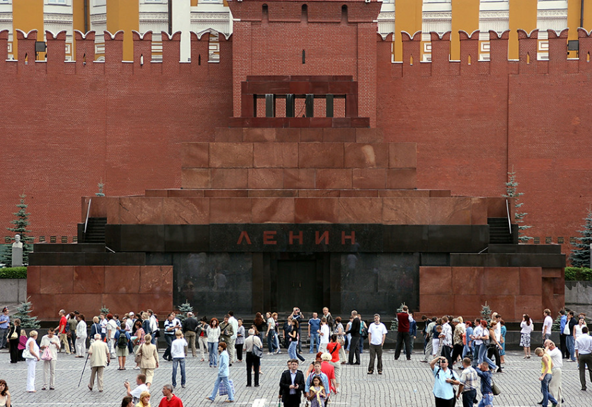 Znameniti mavzolej je bil zgrajen proti koncu dvajsetih let z namenom, da vanj položijo Leninovo telo.