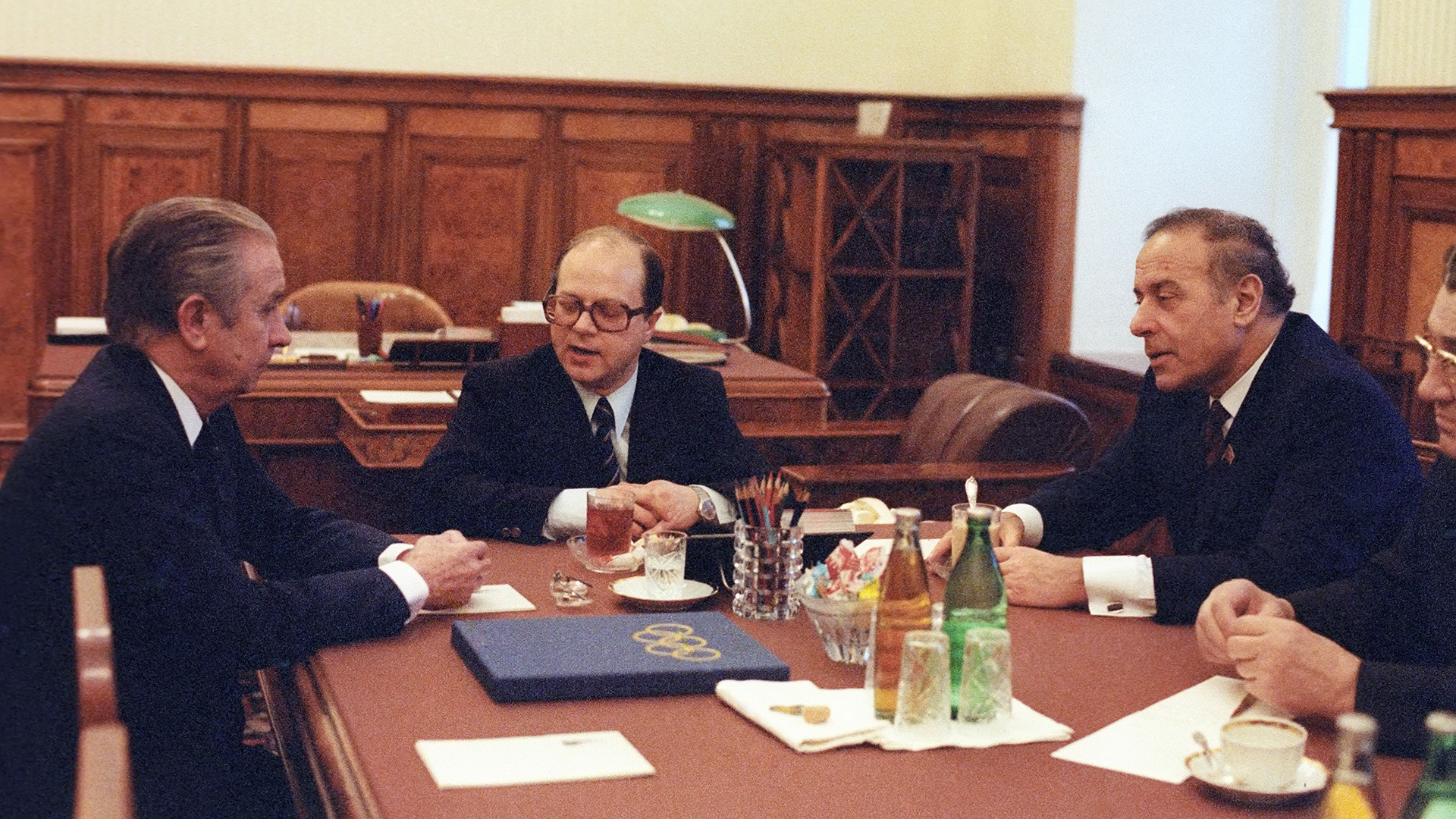 Erster Stellvertretender Ministerpräsident der Sowjetunion Gejdar Alijew (r.) mit dem damaligen Präsidenten des Internationalen Olympischen Komitees Juan Antonio Samaranch (l.) im Kreml, Dezember 1982 