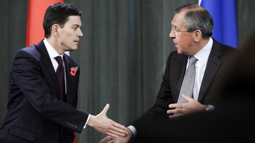 Menteri Luar Negeri Rusia Sergei Lavrov saat bertemu rekanannya dari Inggris, David Miliband, pada November 2009.