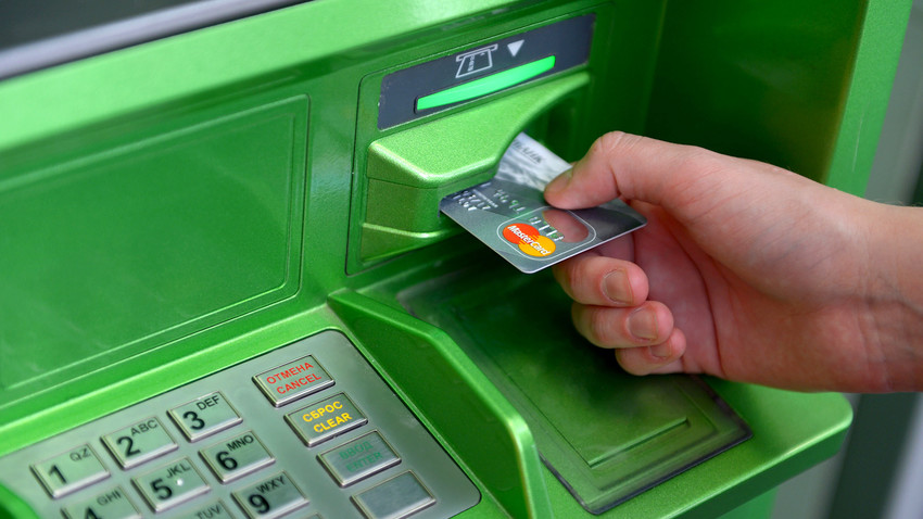 El Banco Central de Rusia advierte sobre el peligro de usar los cajeros falsos.