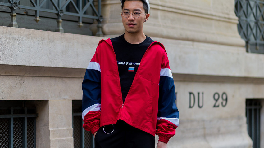 Un invitado lleva la ropa de Gosha Rubchinski durante la Semana de la Moda Masculina de París en 2017.