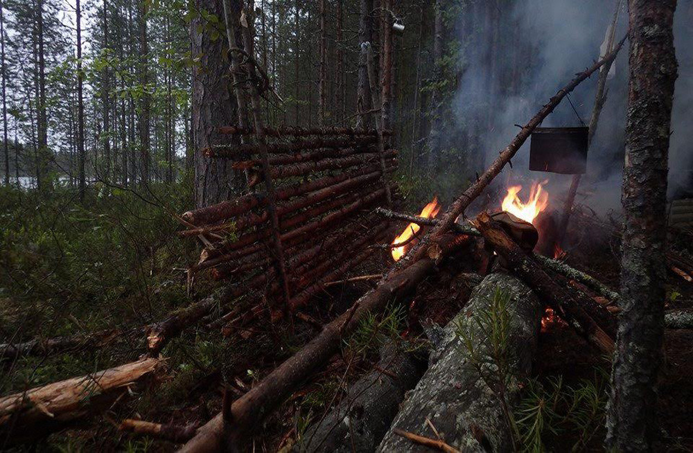 Membangun gubuk di hutan Karelia tidaklah mudah. 