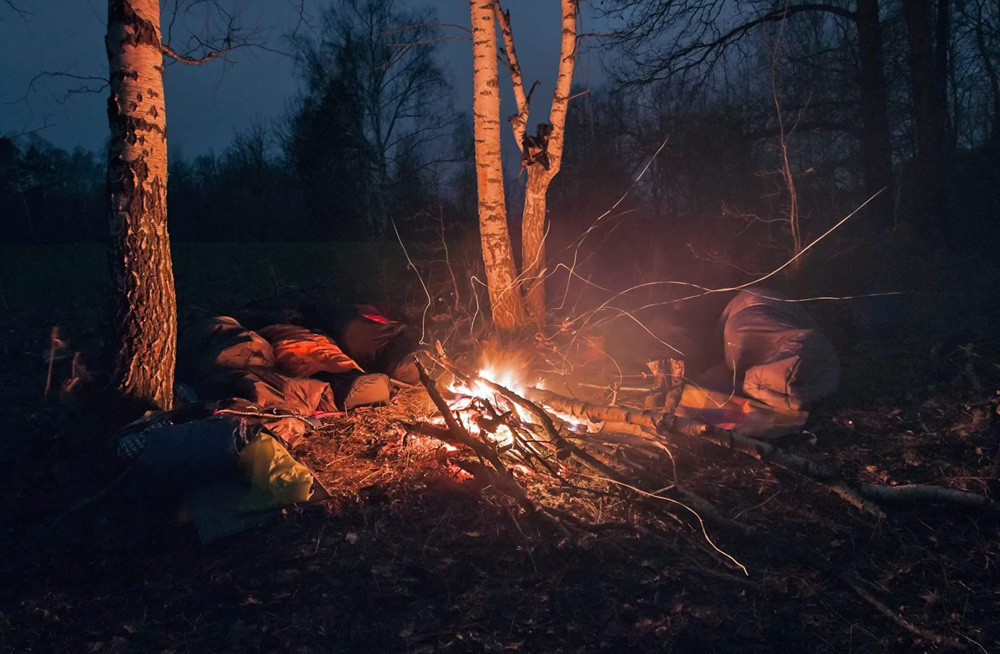 Menghabiskan malam di tengah hutan liar adalah bagian dari latihan bertahan hidup.