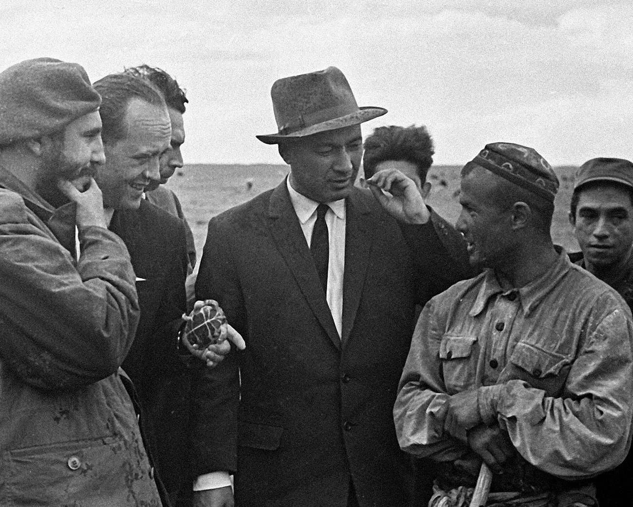 Fidel Castro (kiri) dan Sekretaris Pertama Partai Komunis Uzbekistan Sharof Rashidov (kedua dari kanan) dan seorang gembala di perkebunan kolektif Sverdlov, 1963.