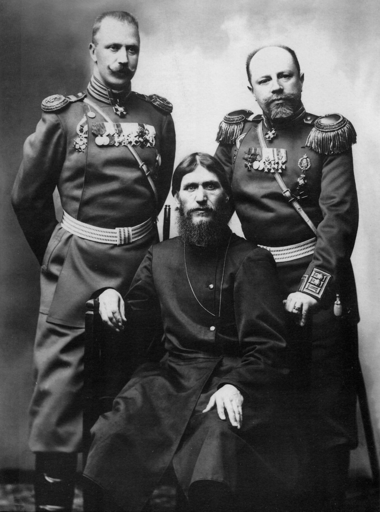 Dari kiri ke kanan: Kolonel Loman, Grigory Rasputin, Jenderal Putyatin.