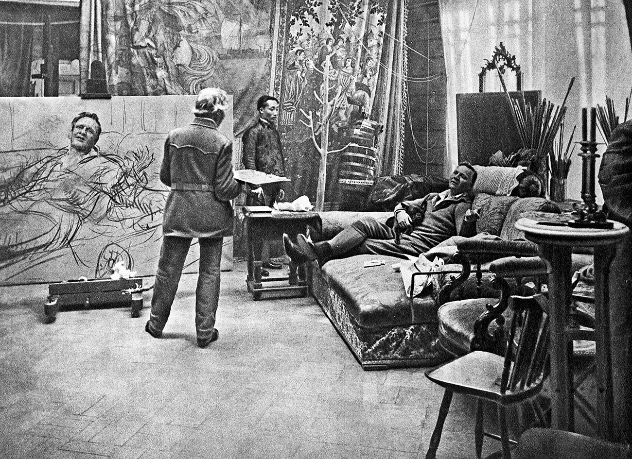 Seniman Ilya Repin melukis potret Fyodor Chaliapin di studionya, Februari – Maret 1914.