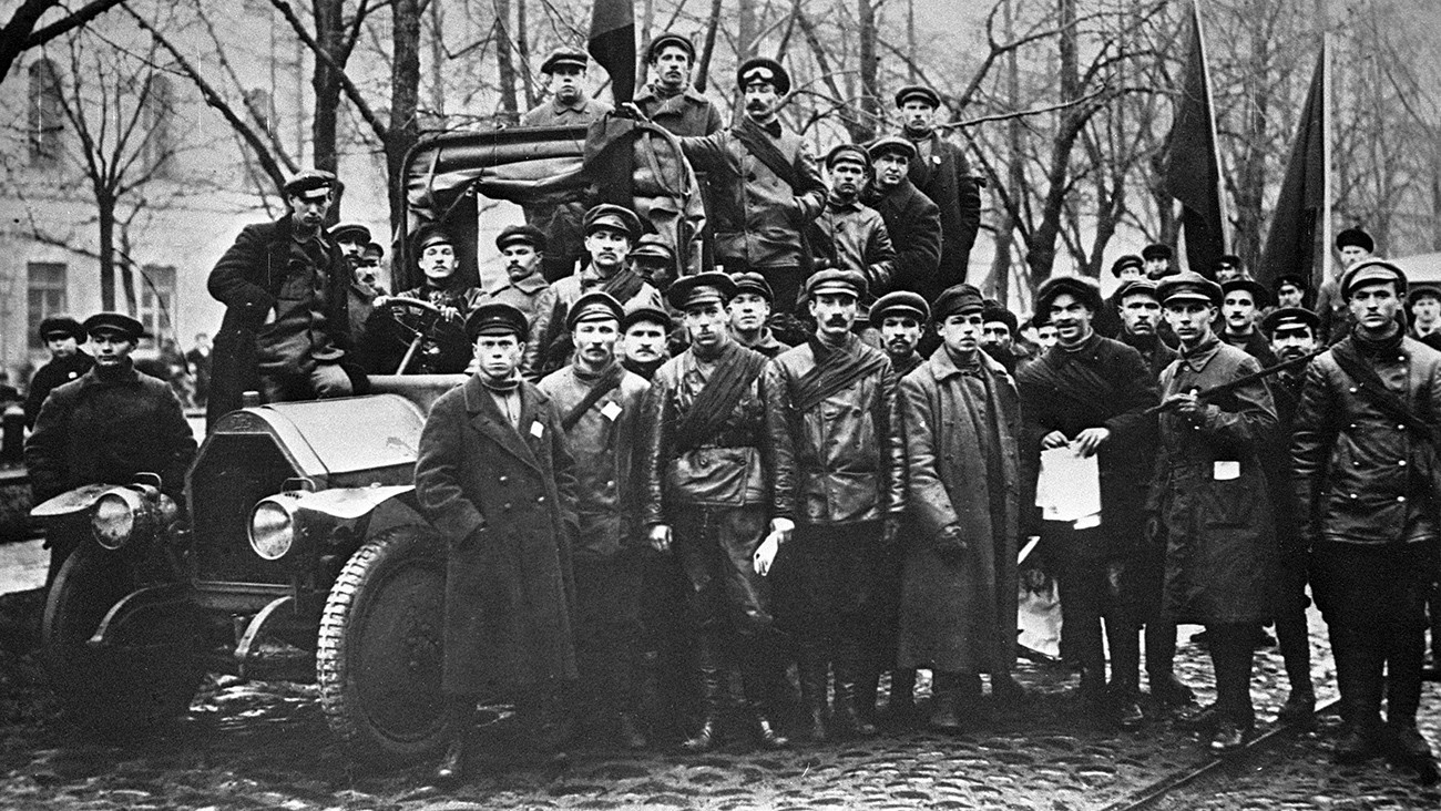 Tentara Merah di Konnogvardeysky bulevar, Petrograd.
