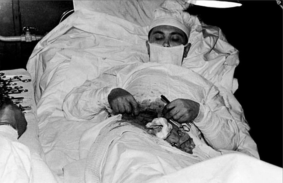 Doktor Leonid Rogozov med operacijo.