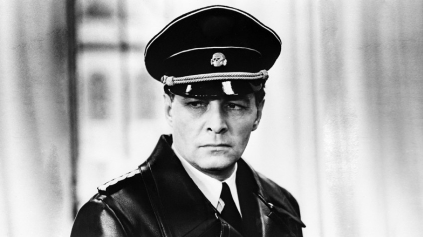 Vjačeslav Tihonov v vlogi Stierlitza v filmu Sedemnajst trenutkov pomladi.