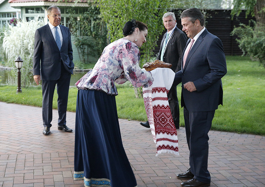 Sigmar Gabriel, ministro de Asuntos Exteriores alemán, y Serguéi Lavrov, ministro de Asuntos Exteriores ruso, durante la ceremonia de bienvenida.
