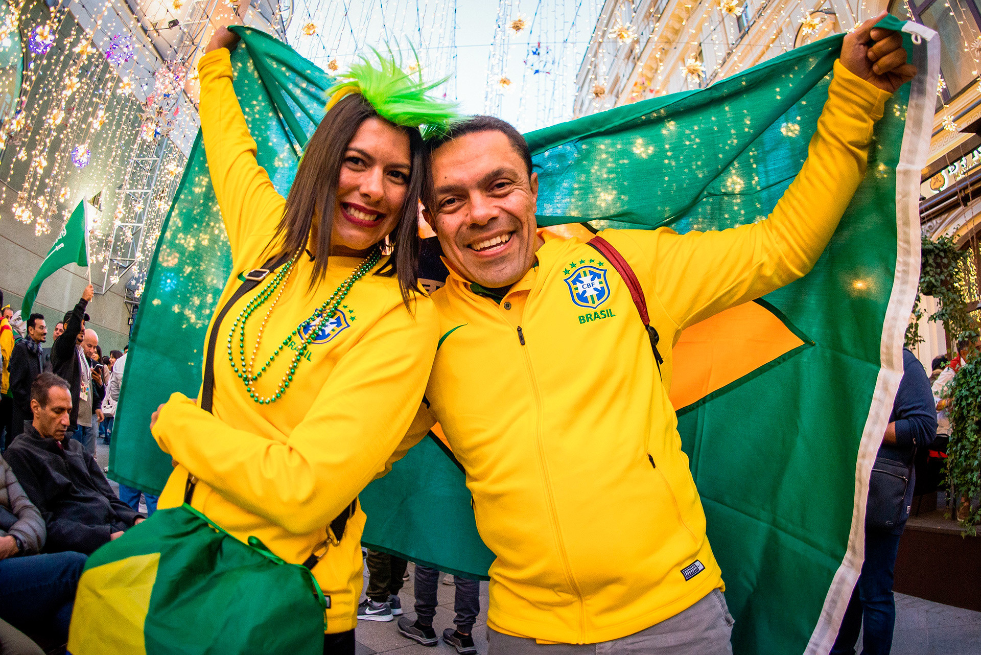 Para suporter Brasilia tiba di Moskow secara berbondong-bondong, membawa semangat karnaval bersama mereka. Mereka punya alasan untuk optimistis. Dengan kehadiran Neymar Jr, tim Samba tiba di Rusia sebagai tim yang diprediksi akan mengangkat trofi pada 15 Juli.