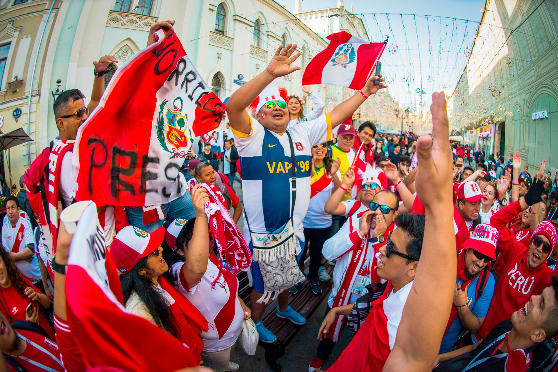 Para penggemar Peru juga tak kalah bersemangat. Menjelang pertandingan Piala Dunia pertama mereka sejak 1982, Peru akan berusaha menghindari ancaman Prancis, Denmark, dan Australia.