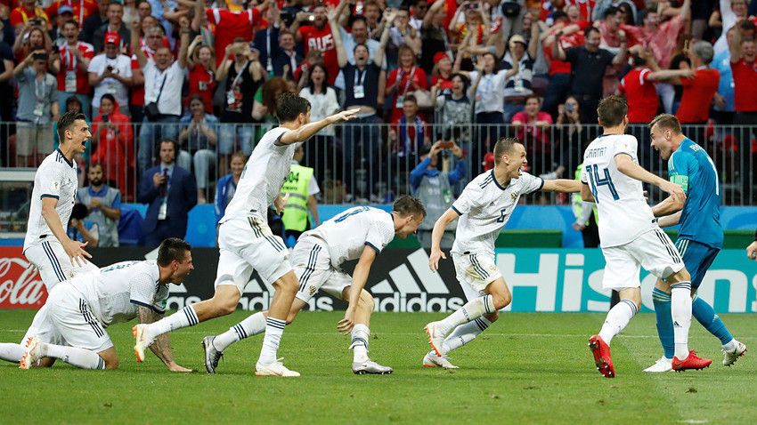 Ruski igrači slave pobjedu nakon što je španjolski nogometaš Iago Aspas promašio penal 1. srpnja 2018.