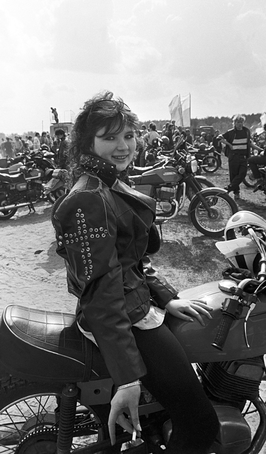 バイクに乗っている女性バイカー。