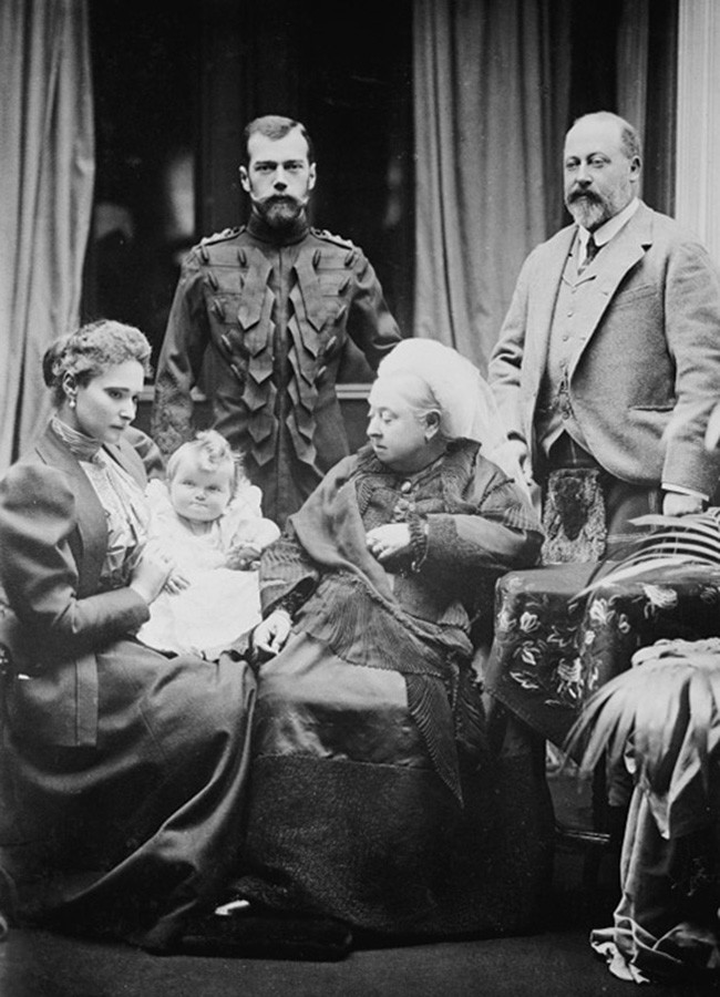 Alexandra Fjodorowna, Nikolai II., ihre jüngste Tochter Olga, Königin Victoria und der Prinz von Wales (später Eduard VII.)