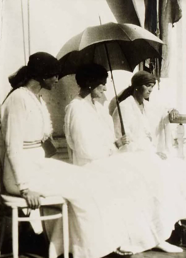 Das letzte Foto von Zarin Alexandra Fjodorowna mit ihren Töchtern Olga (rechts) und Tatiana (links) in Tobolsk, Sibirien, 1918