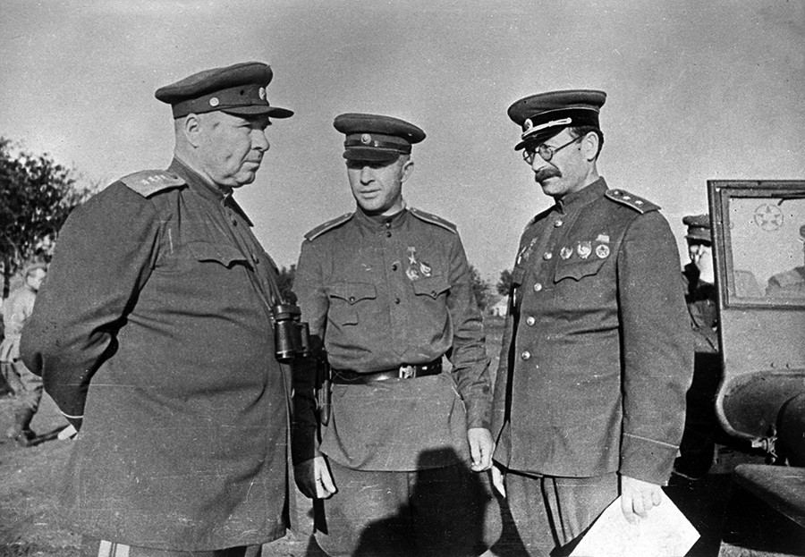 Armeegeneral Iosif Apanasenko, Generaloberst Alexander Rodimzew und Generalleutnant Pawel Rotmistrow im Juli 1943