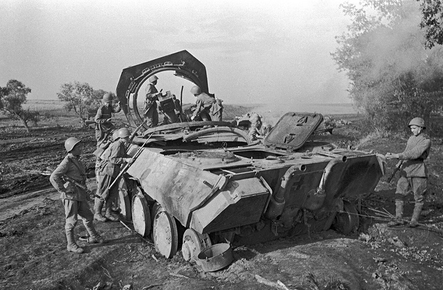 Црвеноармејци покрај германски „Пантер“ што го уништила советската артилерија покрај селото Прохоровка.