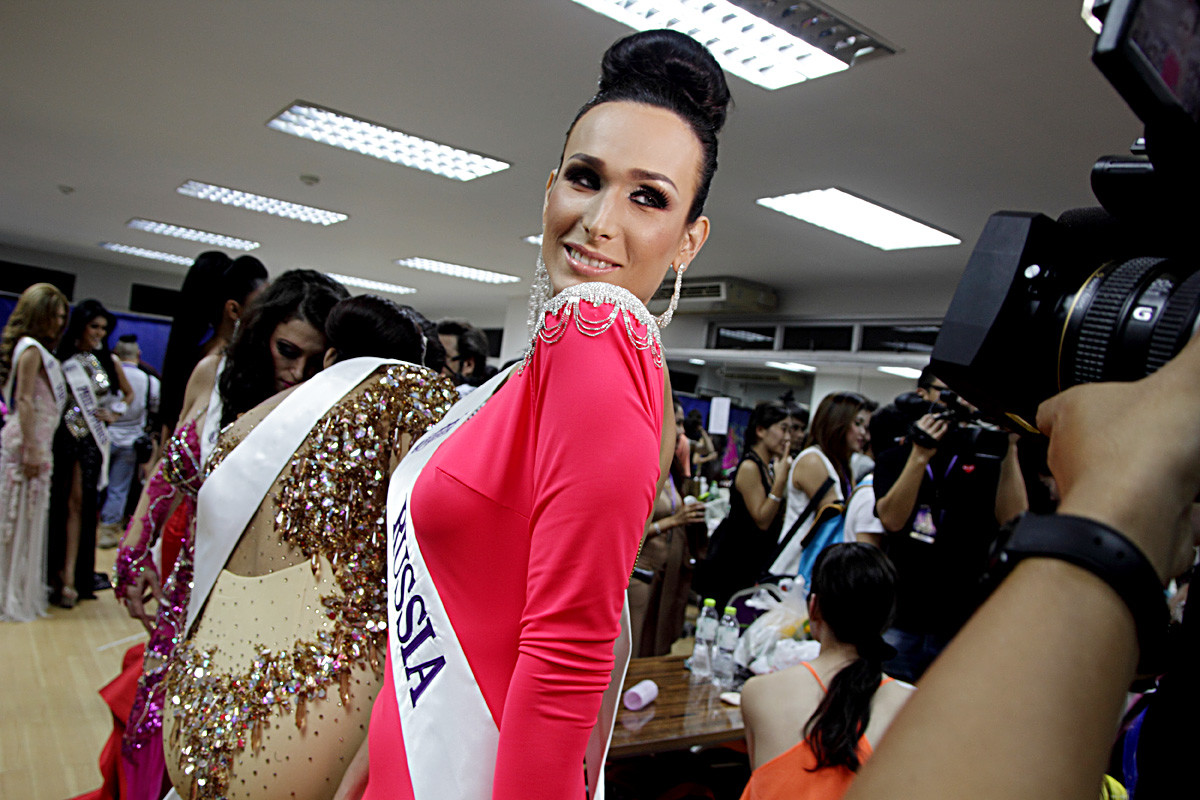 Veronika Svetlova med pripravami na mednarodno lepotno tekmovanje transspolnih oseb Miss International Queen 2014.