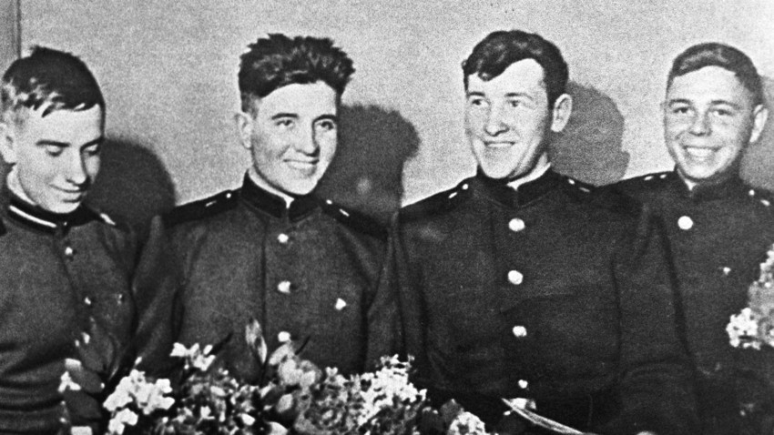 1960年1月 17日から 3 月7 日に漂流した船に乗っていたソ連兵（左から右）－アスハト・ジガンシン、フィリップ・ポプラフスキー、アナトリー・クルチコフスキー、イワン・フェドトフ。