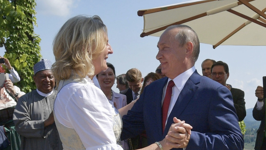 Владимир Путин танцува со министерката за надворешни работи на Австрија Карин Кнајсл 