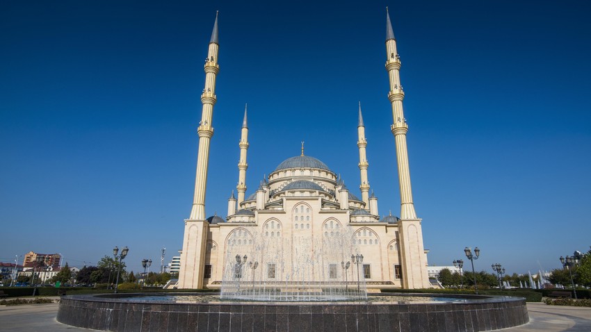 Masjid Akhmad Kadyrov di kota Grozny, Chechnya, Rusia.