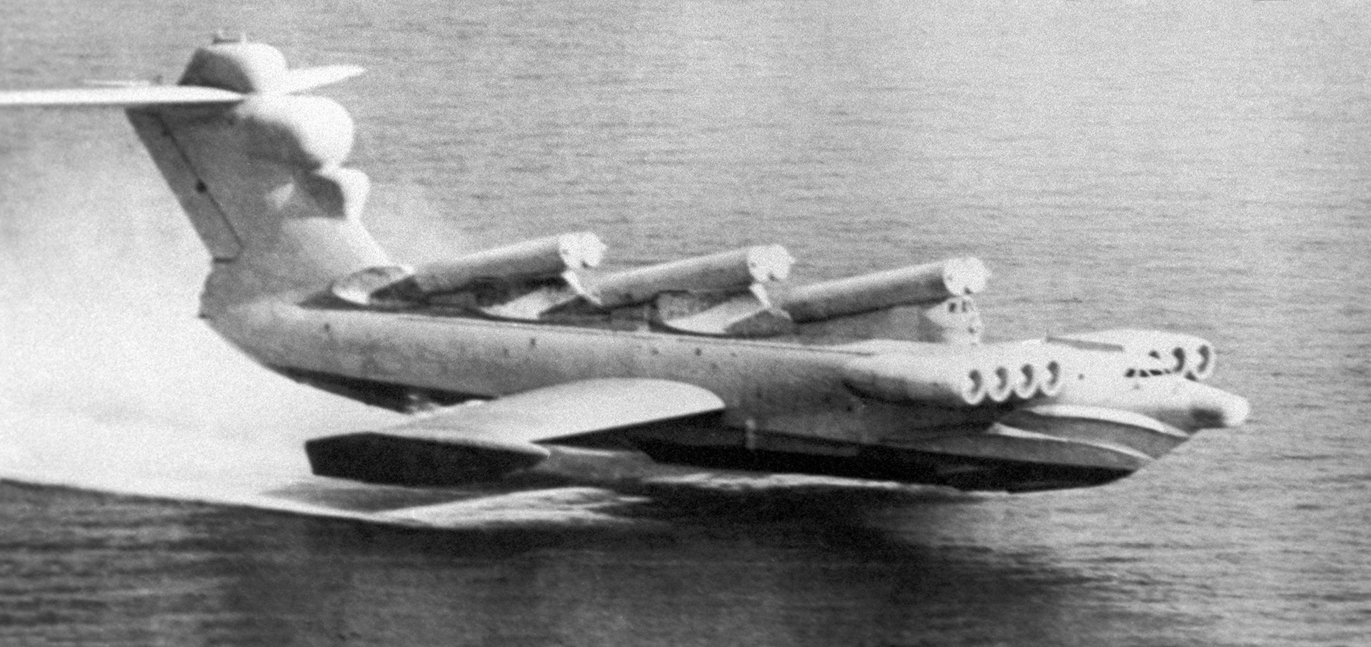 Sovjetski ekranoplan Lunj je bil oborožen s protiladijskimi manevrirnimi raketami P-270 Moskit, zato je bil nevaren za letalonosilke.