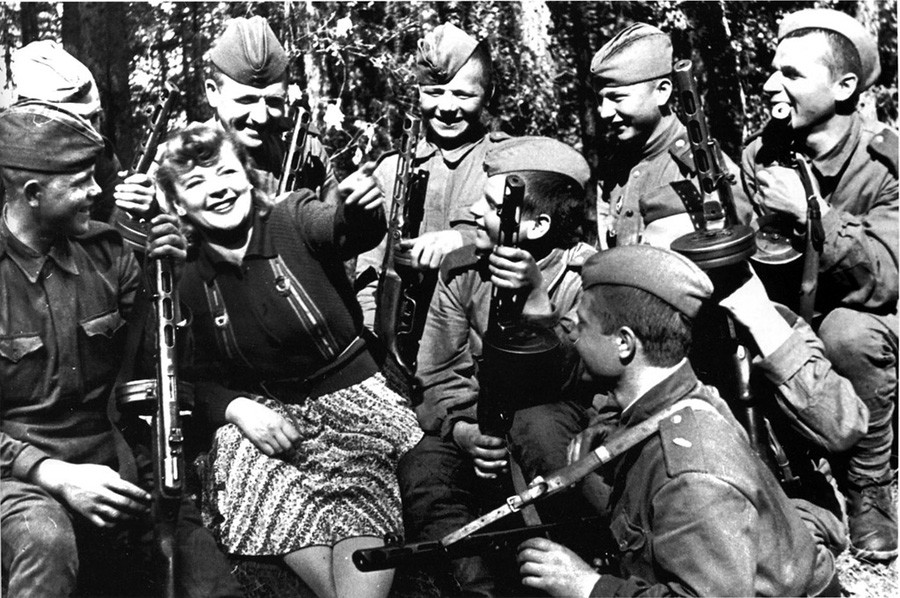 前線で上演しているゾーヤ・フョードロワ、1943年
