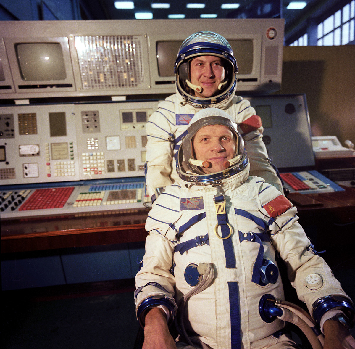 「ソユーズ28号」 国際スペース・ミッションの参加者である宇宙飛行士。研究宇宙飛行士のウラジミール・レメク（チェコスロバキア）、ミッションの指導者とソ連邦英雄であるソ連の飛行士アレクセイ・グバレフ。ガガーリン宇宙飛行士訓練センターにて。ソユーズ28号は1978 年5 月2 日に発射された。