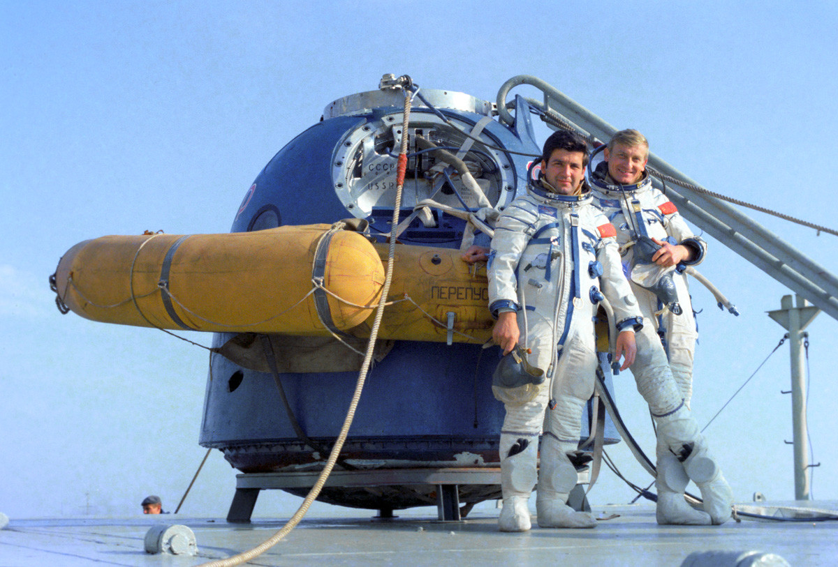 ソユーズ30号の国際的な全乗組員。ソ連操縦士＝宇宙飛行士、ソ連邦英雄（2回）、全乗組員の指導者であったピョートル・クリムクとポーランド人民共和国からの研究宇宙飛行士、ミロスワフ・ヘルマシェフスキ。着水地点のトレーニング・セッションの時。