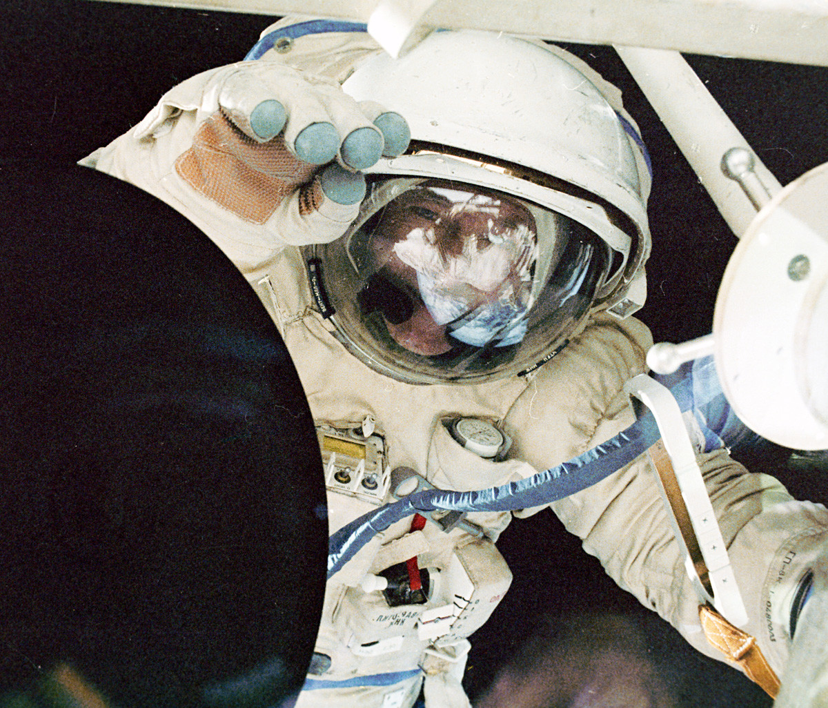 宇宙空間でのフランスの宇宙飛行士、ジャン＝ルー・クレティアン。