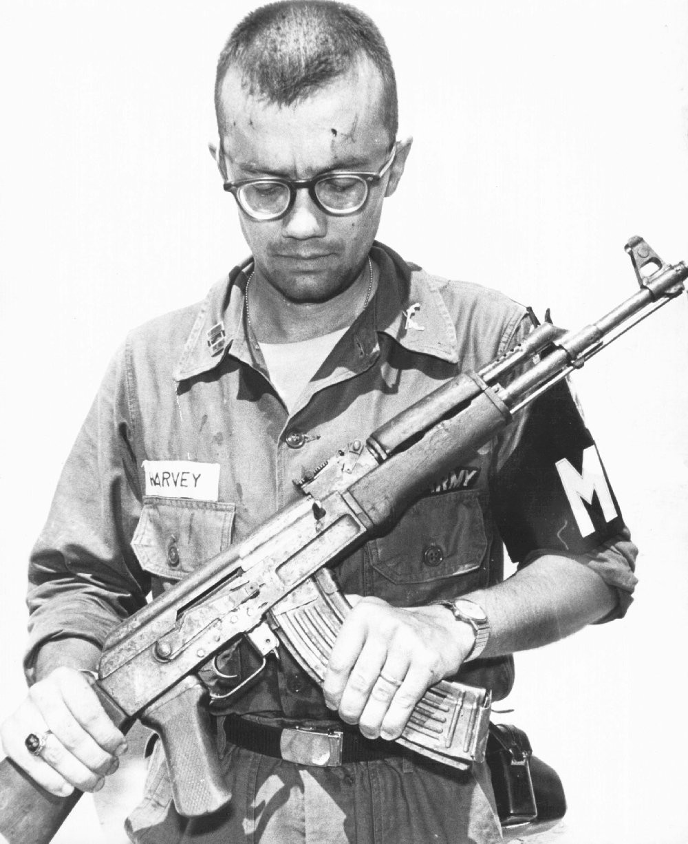 Capitán Michael Harvey, del Ejército de EE UU, inspecciona un AK-47. Vietnam, 1968.