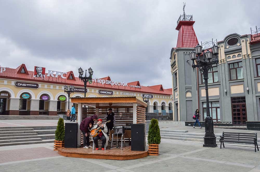 修復されたヴェルフネトルゴフスカヤ広場は都市の中心部にあり、雰囲気が暖かい。