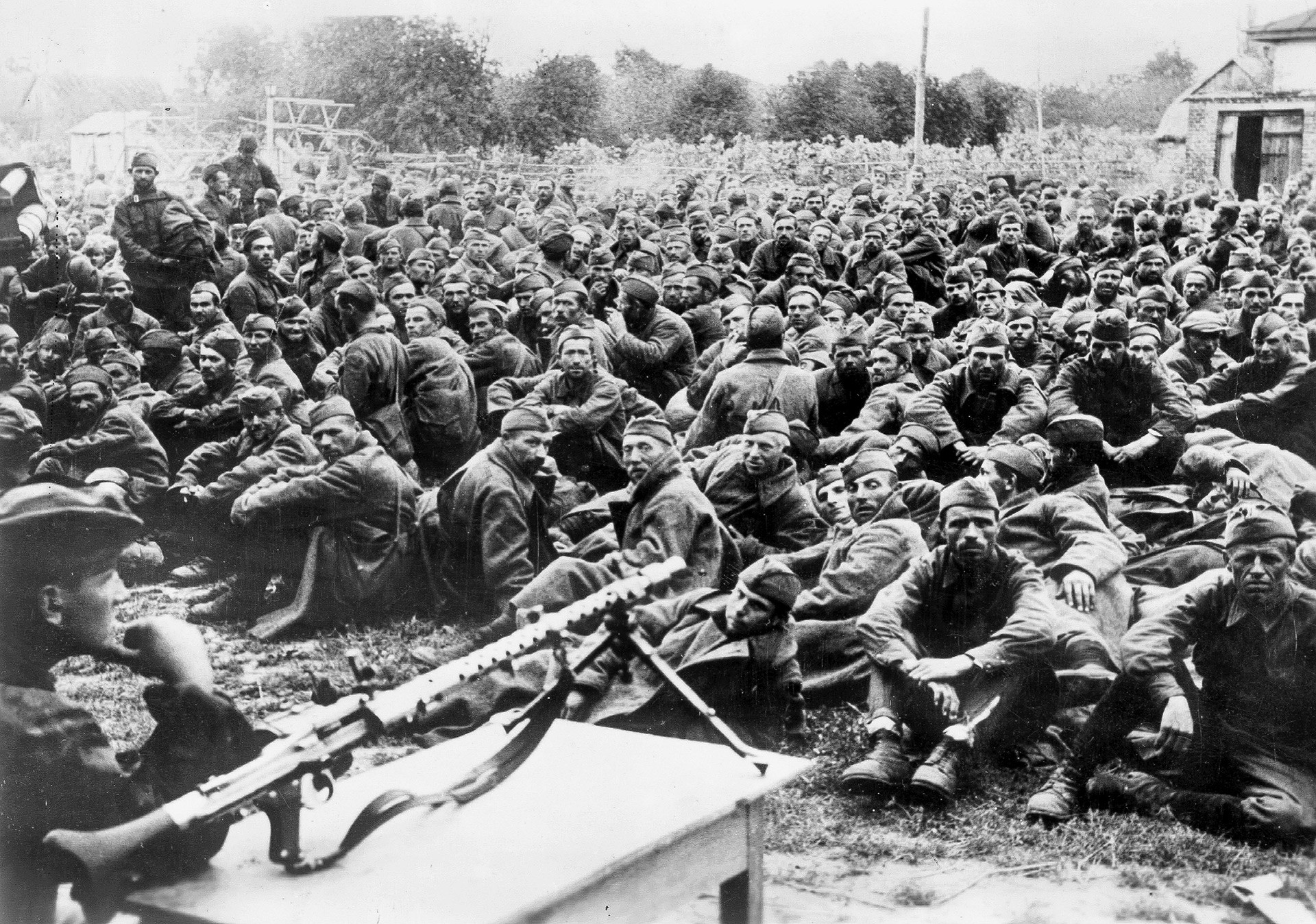 Заробљени руски војници после битке код Кијева.