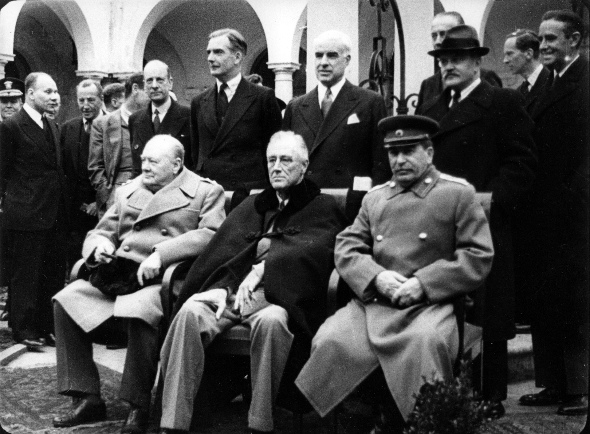 „Големата тројка“ на Конференцијата во Јалта. На сликата: (одлево надесно) Јосиф Сталин, Френклин Рузвелт и Винстон Черчил.