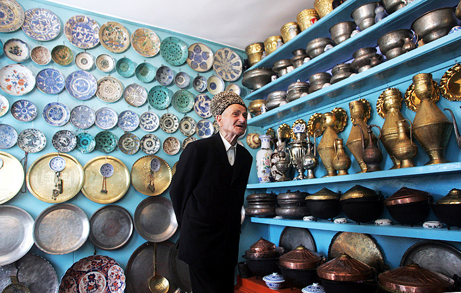 Гаджиомар Изабакаров, 79 лет, демонстрирует свою коллекцию гравированного серебра в собственном мини-музее. Он собирал ее всю жизнь. Село Кубачи, Дагестан, 13 мая 2010 года.