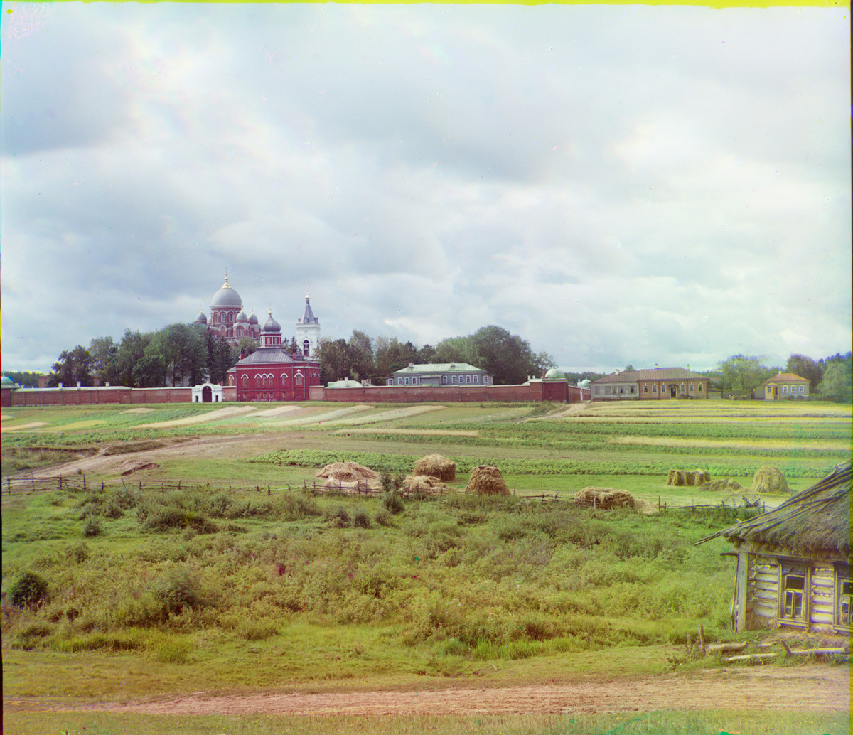 救世主ボロジノ修道院、北の景観。北の壁、前駆授洗イオアン（洗礼者ヨハネ）斬首記念教会とウラジーミルの聖母イコン大聖堂（背景）。1911年夏。