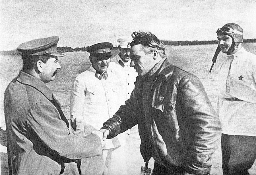 Stalin begrüßt Waleri Tschkalow.