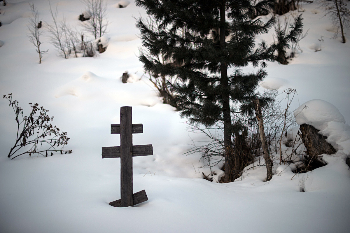 Salib di atas kuburan Karp Lykov, 2018